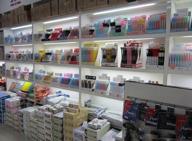 一张办公桌,办公用品种类繁杂,常用的包括办公文具,财务会计用品,办公